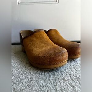Dansko Brenna women’s clog size 39 tan suede
